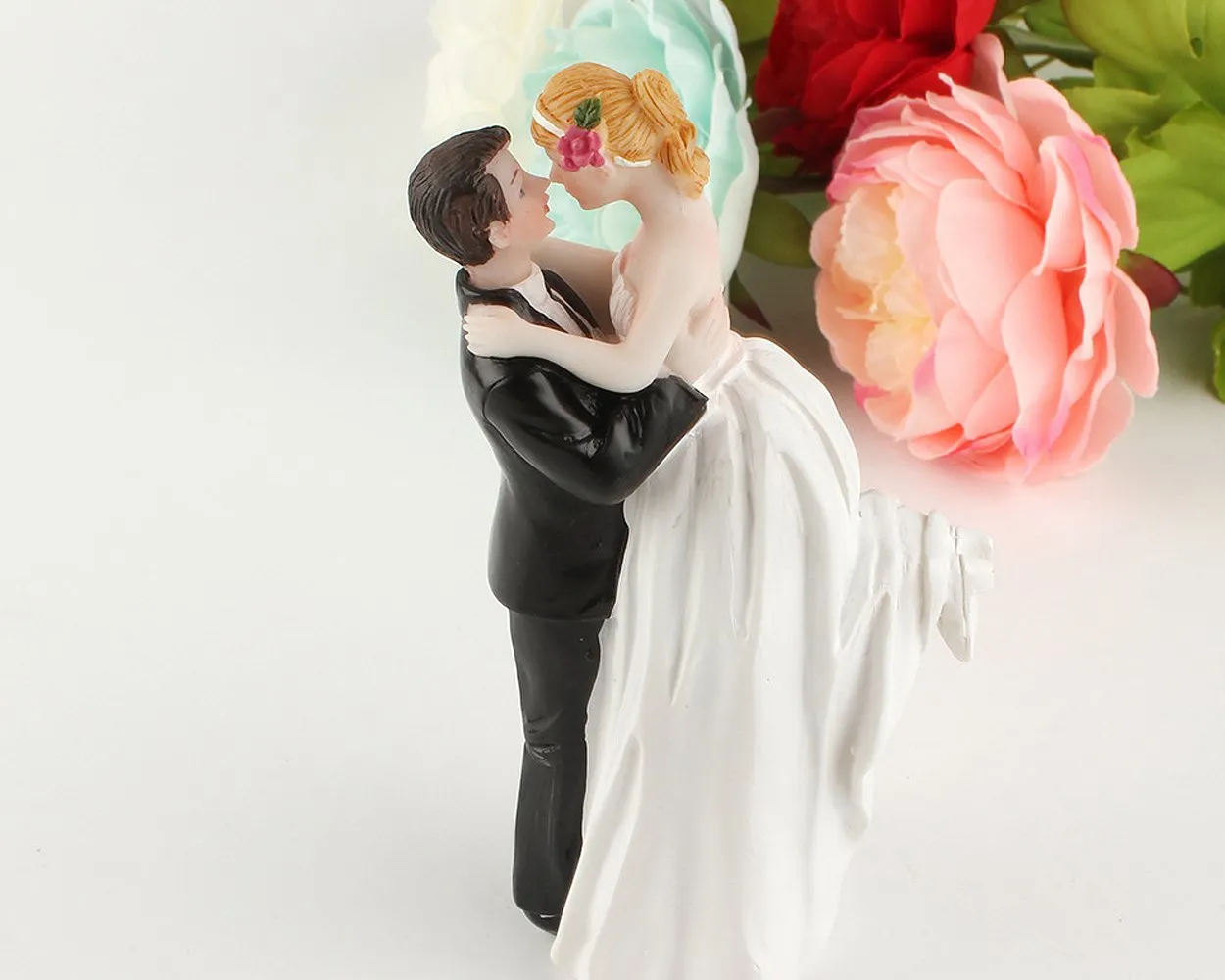 Bride and Groom Cake Topper Cake Figurine for Wedding Cake Decoration